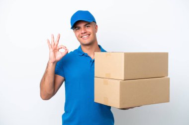 Beyaz arka planda izole edilmiş beyaz bir adam, tamam işareti parmaklarıyla gösteriyor.