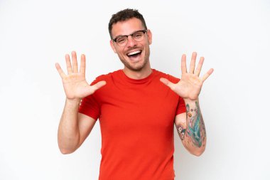Beyaz arka planda izole edilmiş beyaz tenli yakışıklı adam parmaklarıyla 10 'a kadar sayıyor.