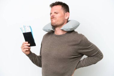 Beyaz arka planda pasaport taşıyan beyaz bir adam gayret gösterdiği için sırt ağrısından muzdarip.