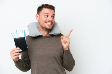 Beyaz arka planda izole edilmiş pasaportu olan genç beyaz bir adam çözümü bulmak için parmağını kaldırıyor.