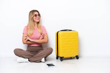 Uruguaylı gezgin kadın, beyaz arka planda izole bir şekilde, mutlu ve gülümsüyor.