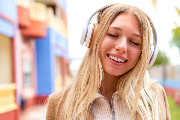 Młoda Piękna Blondynka Świeżym Powietrzu Słucha Muzyki — Zdjęcie stockowe