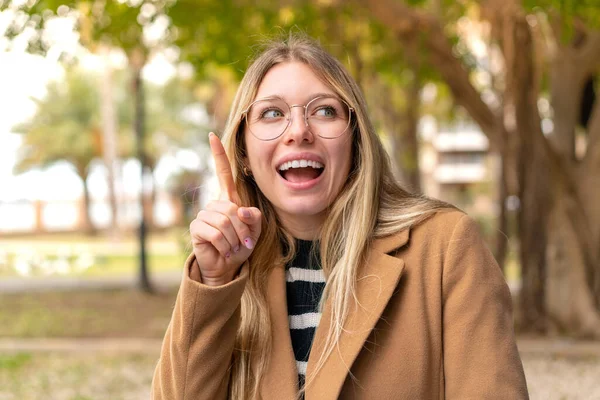 Mladá Hezká Blondýnka Venku Úmyslem Uvědomit Řešení Zároveň Zvednout Prst — Stock fotografie