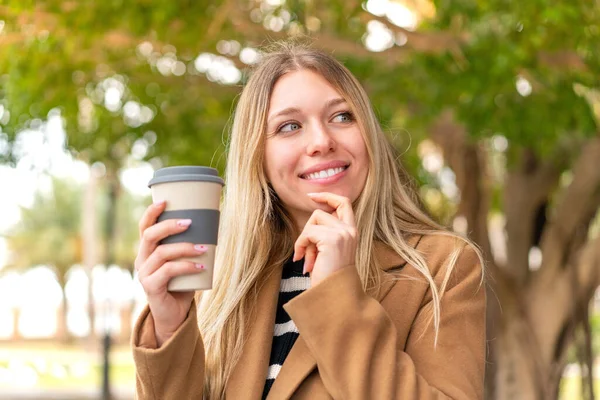 Jovem Mulher Loira Bonita Segurando Tomar Café Livre Pensando Uma — Fotografia de Stock