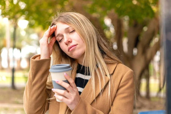 Junge Hübsche Blonde Frau Mit Einem Kaffee Zum Mitnehmen Freien — Stockfoto
