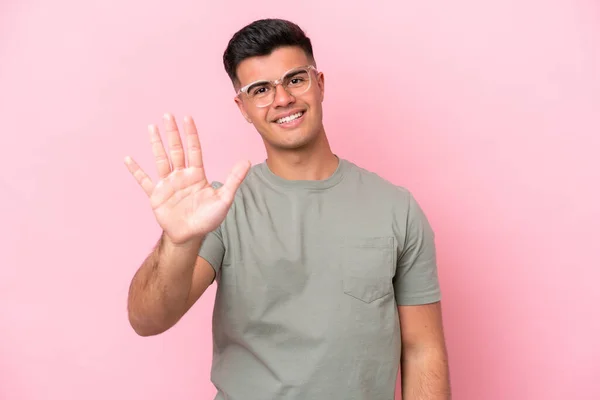 Jonge Kaukasische Knappe Man Geïsoleerd Roze Achtergrond Tellen Vijf Met — Stockfoto