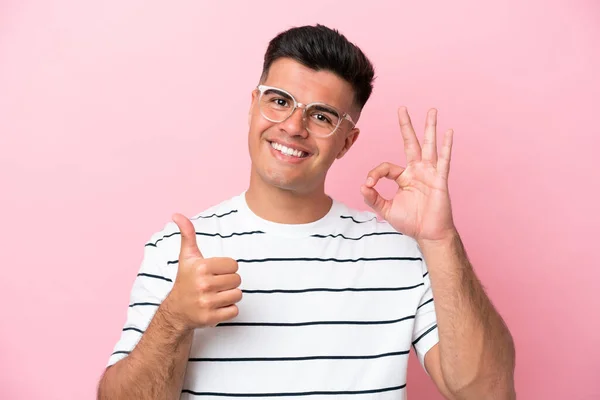 Young Caucasian Handsome Man Isolated Pink Background Glasses Doing Sign — Stok fotoğraf