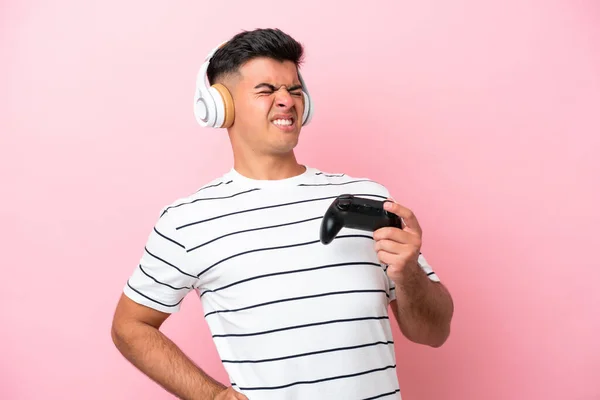 Νεαρός Όμορφος Άντρας Που Παίζει Χειριστήριο Βιντεοπαιχνιδιών Απομονωμένος Ροζ Φόντο — Φωτογραφία Αρχείου