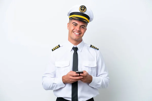 Pilot Samolotu Biały Człowiek Odizolowany Białym Tle Wysyłając Wiadomość Telefonu — Zdjęcie stockowe