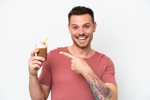 Ung Stilig Man Som Håller Kaffekopp Isolerad Vit Bakgrund Pekar — Stockfoto