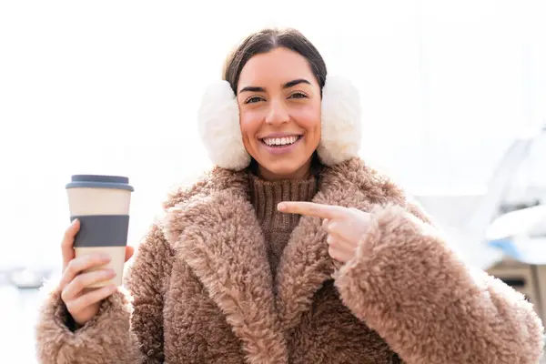 Jovem Mulher Vestindo Regalos Inverno Segurando Tirar Café Livre Apontando — Fotografia de Stock