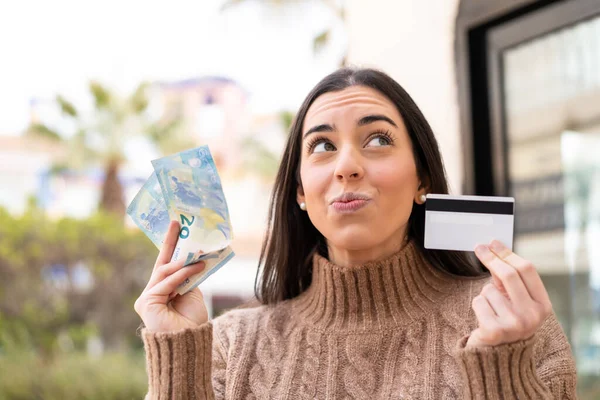 Kobieta Biorąca Dużo Pieniędzy Kartę Kredytową Świeżym Powietrzu — Zdjęcie stockowe
