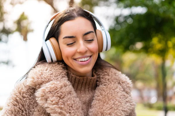 Νεαρή Μελαχρινή Γυναίκα Εξωτερικούς Χώρους Ακούγοντας Μουσική — Φωτογραφία Αρχείου
