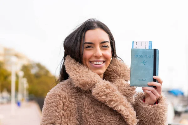 Jonge Vrouw Met Een Paspoort Buitenlucht Die Veel Glimlacht — Stockfoto
