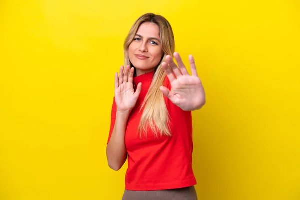 Jovem Uruguaia Isolada Fundo Amarelo Nervosa Esticando Mãos Para Frente — Fotografia de Stock