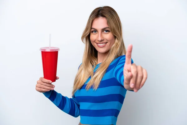 Jovem Uruguaia Bebendo Refrigerante Isolado Fundo Branco Mostrando Levantando Dedo — Fotografia de Stock
