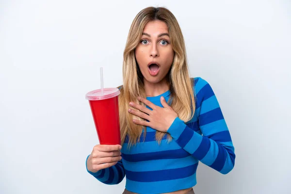 Молодая Уругвайская Женщина Пьющая Содовую Белом Фоне Удивлена Шокирована Глядя — стоковое фото