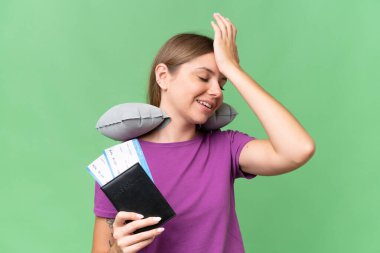 Şişirilebilir seyahat yastığına sahip genç ve güzel sarışın kadın izole bir arka plan üzerinde bir şey fark etti ve çözüme niyetlendi.