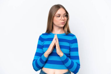 Genç, güzel sarışın kadın beyaz arka planda bir şeyler planlıyor.