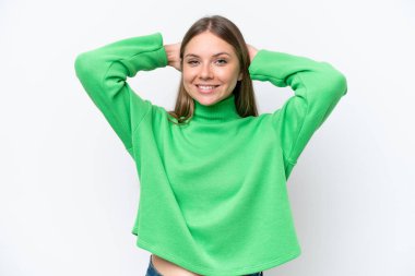 Beyaz arka planda izole edilmiş güzel sarışın kadın gülüyor.