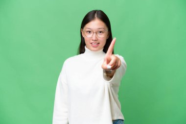 Asyalı genç bir kadın izole edilmiş arka planda, ağzı açık bağırıyor.