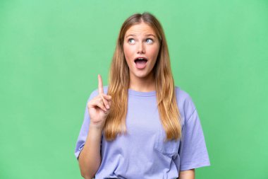 Genç ve güzel bir kadın, izole edilmiş arka planda bir fikir düşünüyor.