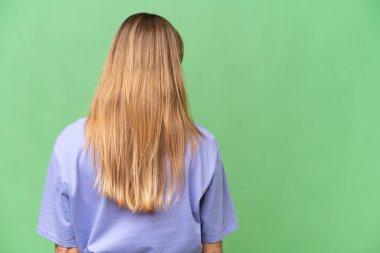 Arka planda izole edilmiş bir geçmişi olan güzel bir kadın var.