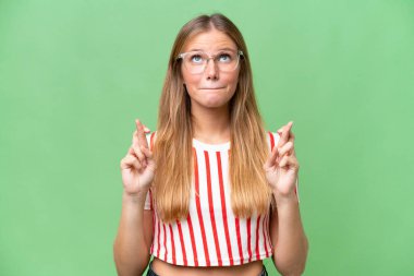 Genç, güzel bir kadın, izole bir hayat yaşıyor. Parmakları çapraz ve en iyisini diliyor.