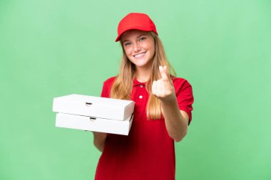 İş üniformalı beyaz pizzacı kadın izole arka planda pizza kutuları alıyor para hareketi yapıyor.