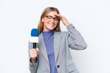Genç TV sunucusu beyaz arka planda izole edilmiş beyaz kadın bir şey fark etti ve çözüme niyetlendi.