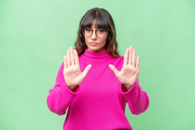 Kafkasyalı genç bir kadın izole bir hayat sürüyor. Durma hareketi yapıyor ve hayal kırıklığı yaşıyor.