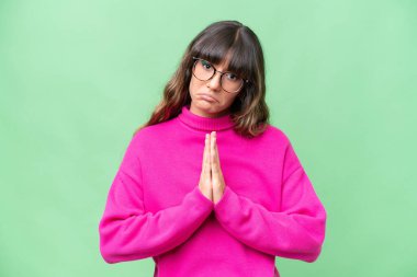 Tecrit edilmiş geçmişi olan beyaz bir kadın avuç içlerini bir arada tutuyor. İnsan bir şey ister.