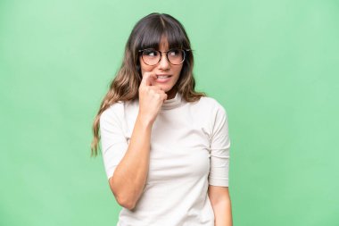 Tecrit edilmiş, gergin ve korkmuş genç bir beyaz kadın.