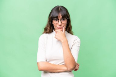 Tecrit edilmiş geçmişi olan beyaz bir kadın.