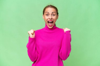 Tecrit edilmiş arka planda genç beyaz kadın galibiyeti kutluyor.