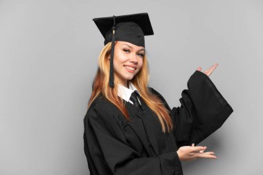 Üniversite mezunu genç bir kız, izole edilmiş geçmişinden dolayı davet edilmek için ellerini yana uzatıyor.