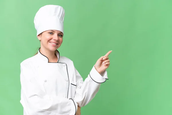 Joven Chef Mujer Sobre Aislado Verde Fondo — Foto de Stock