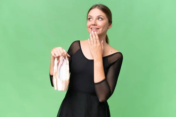 Ung Vacker Blond Kvinna Utövar Balett Över Isolerad Bakgrund Tittar — Stockfoto