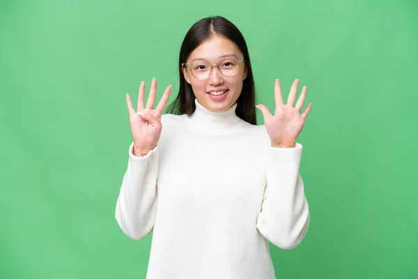 Ung Asiatisk Kvinna Över Isolerad Bakgrund Lyssna Något Genom Att — Stockfoto