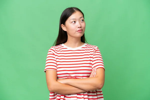 Joven Asiático Mujer Sobre Aislado Fondo Sorprendido Shocked Mientras Buscando —  Fotos de Stock