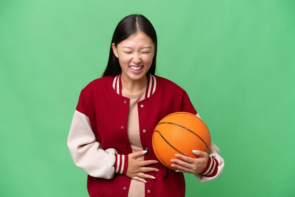 Jonge Basketbalspeler Aziatische Vrouw Geïsoleerde Achtergrond Glimlachen Veel — Stockfoto