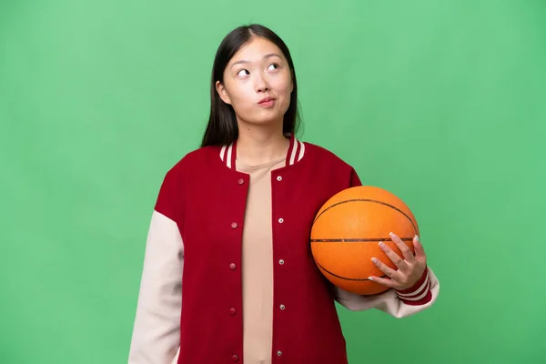 Young Basketball Player Asian Woman Isolated Background Looking — Stockfoto