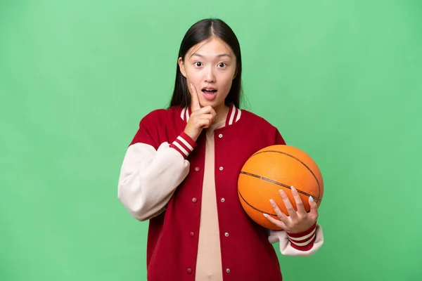 Giovane Giocatore Basket Donna Asiatica Sfondo Isolato Che Intende Realizzare — Foto Stock