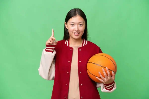 Jonge Basketbalspeler Aziatische Vrouw Geïsoleerde Achtergrond Tonen Heffen Van Een — Stockfoto