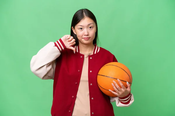 Jeune Joueur Basket Ball Asiatique Femme Sur Fond Isolé Montrant — Photo