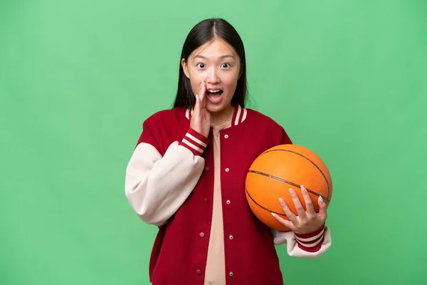 若いですバスケットボール選手アジアの女性上の隔離された背景とともに驚きとショックを受けた顔の表情 — ストック写真