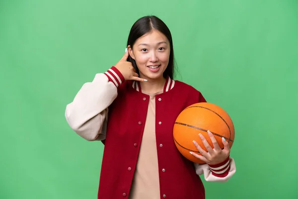 Jonge Basketbalspeler Aziatische Vrouw Geïsoleerde Achtergrond Maken Telefoon Gebaar Bel — Stockfoto