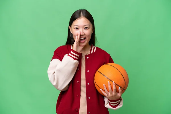 Jonge Basketbalspeler Aziatische Vrouw Geïsoleerde Achtergrond Schreeuwen Met Mond Wijd — Stockfoto
