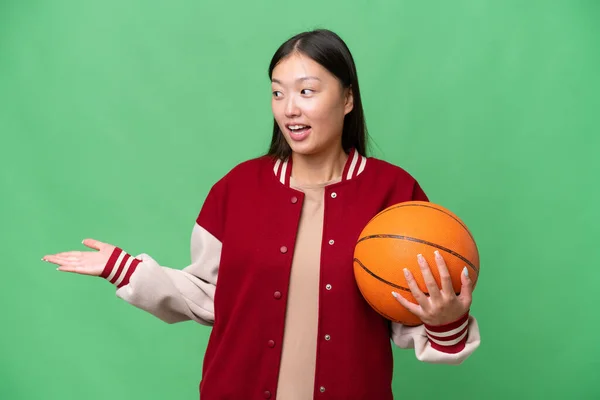 Giovane Giocatore Basket Asiatico Donna Oltre Isolato Sfondo Con Sorpresa — Foto Stock