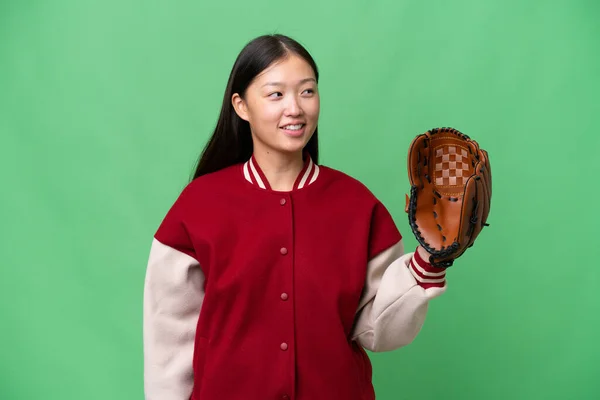 Jonge Aziatische Vrouw Met Honkbal Handschoen Geïsoleerde Achtergrond Kijken Kant — Stockfoto